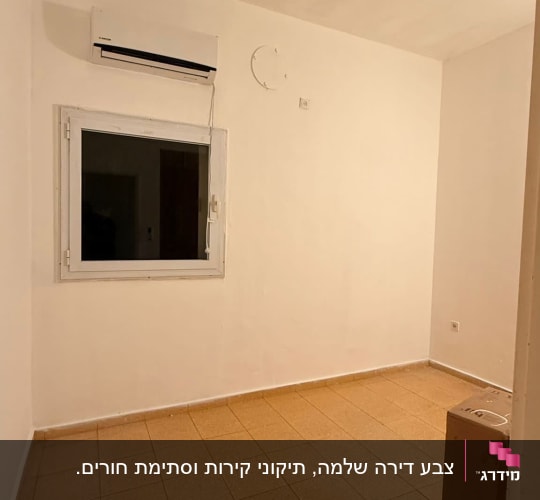 חדר צבוע עם מזגן ותקרה צבועה